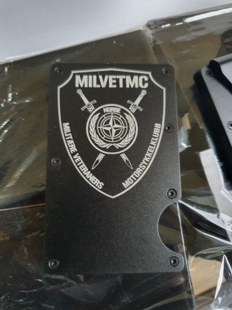 Kortholder med Milvet logo + navn gravering